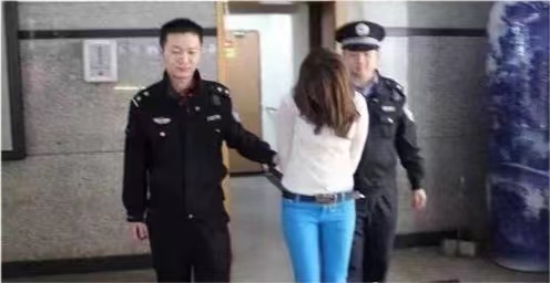 90后女生租豪車冒充白富美與男子發生關系索取錢物是否構成犯罪？