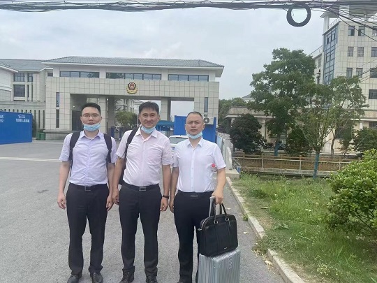 王平聚律師團(tuán)隊在泰州看守所會見并參加泰州中院二審開庭