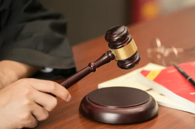 財務挪用10萬公款怎么判刑