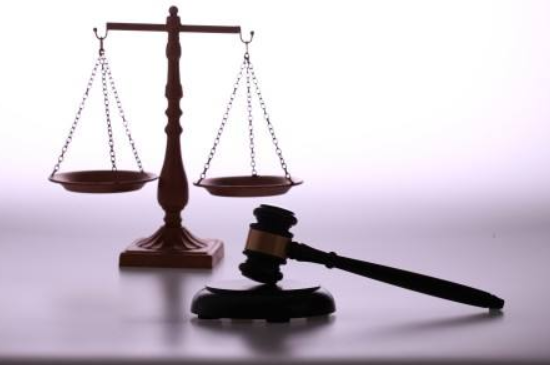 刑事律師：老人偷牛肉被抓跪地磕頭道歉，小偷小摸屬于違法行為嗎？