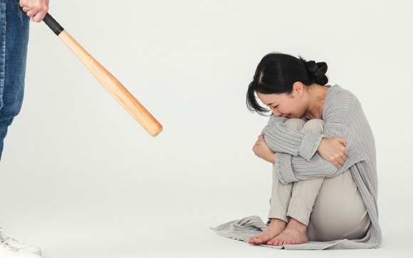 刑事律師：河南平頂山，男子身穿內褲當街抽打女子，故意傷害怎么判?