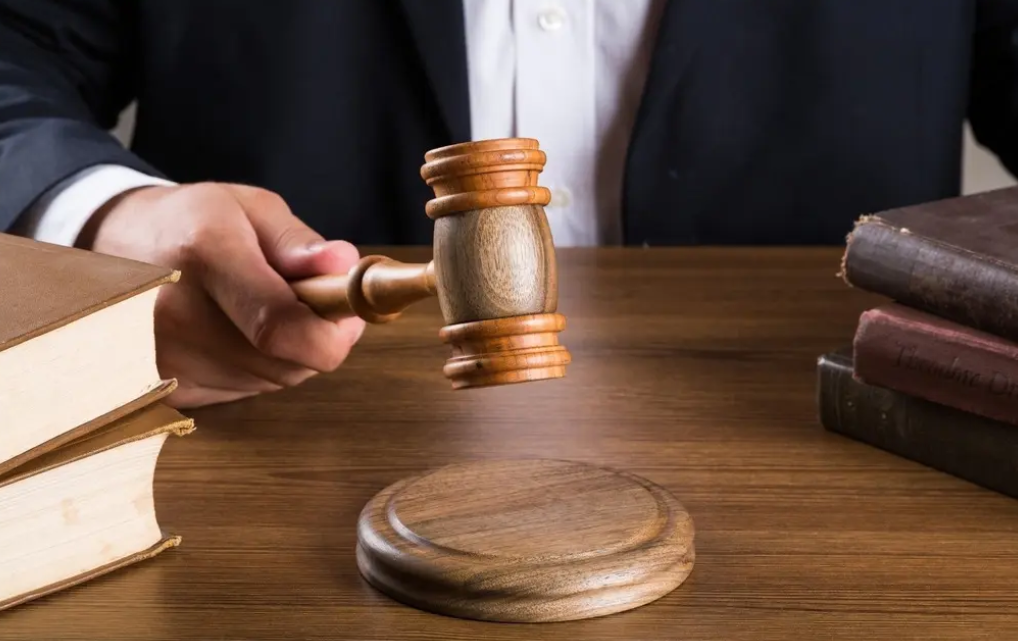 刑事律師：外籍男子當街騷擾女子，被扇耳光反擊，猥褻是指什么？