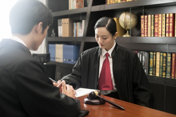 刑事律師庭審發問及質證的技巧